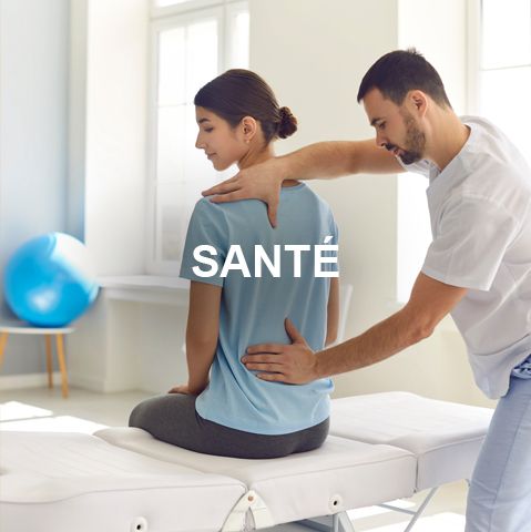 Photo d'un kinésithérapeute en train de masser sa patiente vue de dos pour illustrer l'expertise santé et bien-être