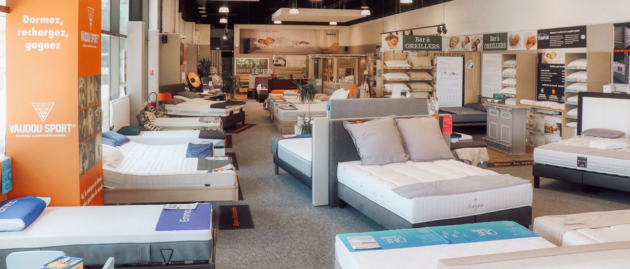 Photo de l'intérieur du magasin Vitaliterie présentant la large gamme de matelas, sur matelas, lits, oreillers...