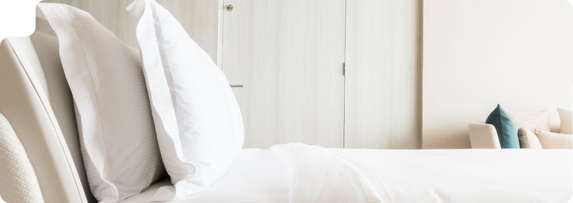 Photo d'un lit avec une couette et deux oreillers blancs pour illustrer l'article comment bien choisir son oreiller