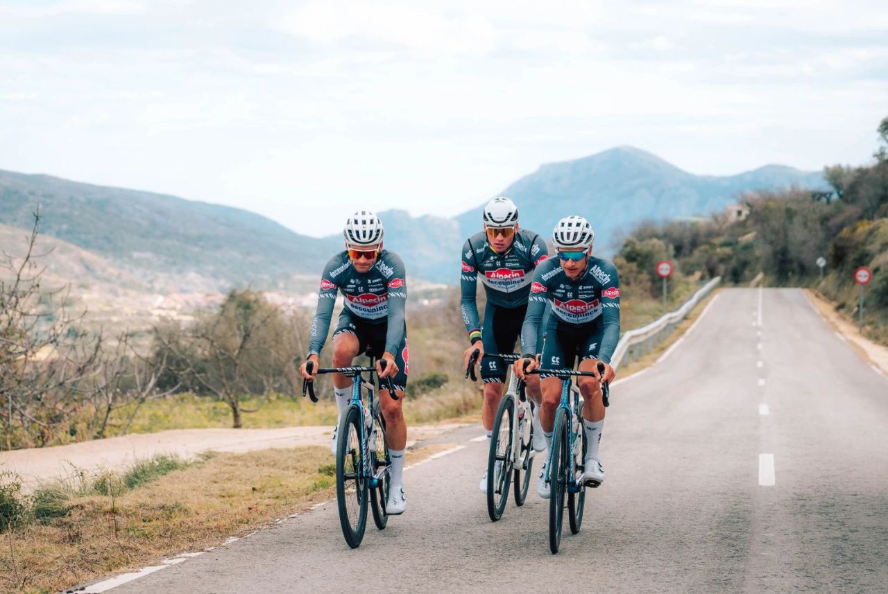 Photo de l'équipe cycliste Alpecin-Deceuninck dont la marque Revor, partenaire de Vitaliterie, est le sponsor