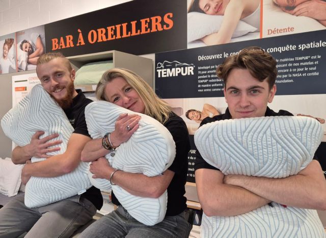 Photo de l'équipe avec des oreillers dans les bras pour illustrer les conseils lors de la vente et le service livraison