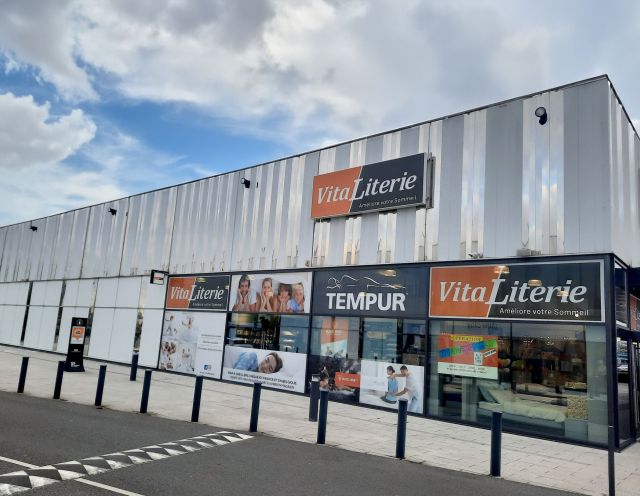 Photo extérieure du magasin Vitaliterie situé au coeur du centre Aushopping Promenade de Flandre à Neuville-en-Ferrain (59)