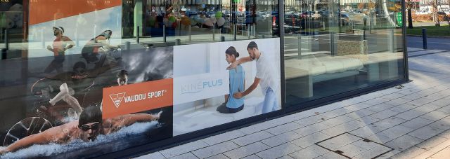 Photo de la vitrine extérieure du magasin Vitaliterie représentant l'expertise bien-être, santé et sport